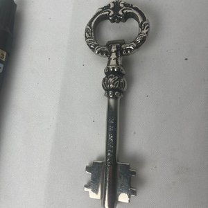 Destapador Niquelado con Diseño de Llave Antigua - imagen 6