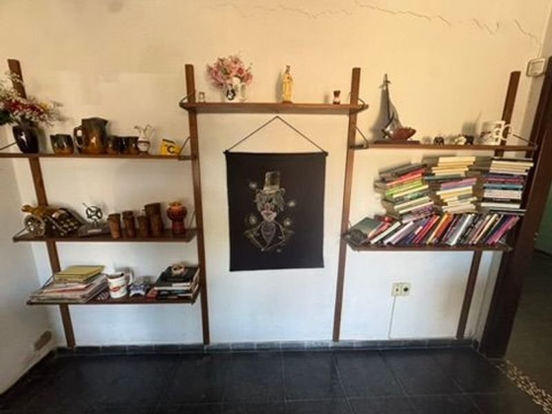 Lote anterior: Estantería de madera desarmable con decoración