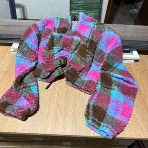 Lote anterior: Buzo Peludito Rosa, Marrón y Azul Talle M