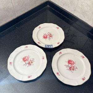 Lote siguiente: 3 Platos de Loza Olmos con Diseño Floral