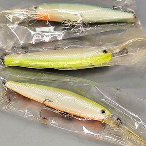 Lote siguiente: Lote de 3 Señuelos de Pesca Tipo Minnow con Babero y Anzuelos