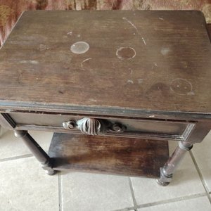 Mesa de Luz Antigua de Madera Maciza con Cajón y Estante - imagen 3