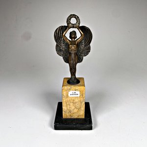 Figura de bronce de dama alada con corona de laurel, base de mármol - imagen 2