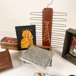 Lote de Artículos Varios: Corbatera, Set de Cartas, Alhajero, Cuadritos y Linterna - imagen 5