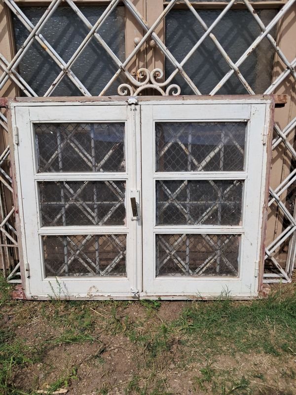 Lote anterior: Ventana de madera con reja y dos hojas
