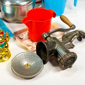 Lote de Artículos de Cocina: Sartenes, Olla, Máquina Picadora, Mortero y Más - imagen 2