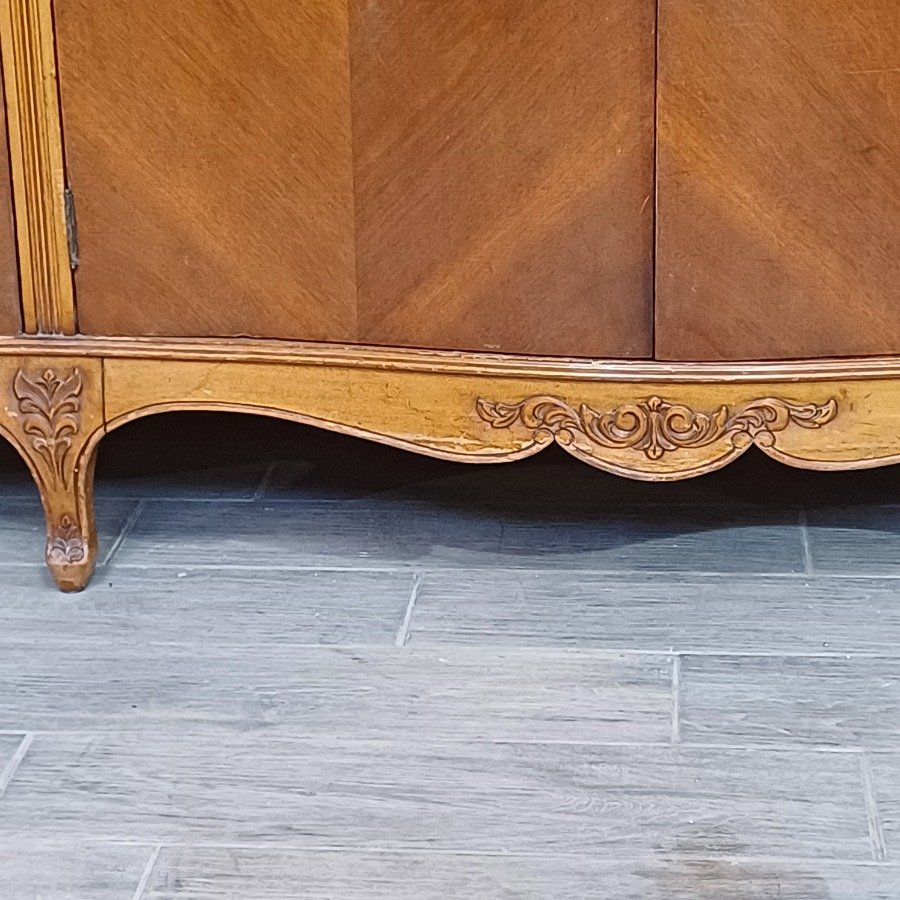 Muebles de estilo Luis XV, con detalles de madera tallada y patrones de parqué - imagen 5