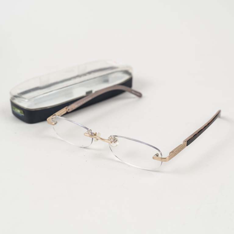 Lote siguiente: Pares de lentes de aumento antiguos con detalles Cross y engravings