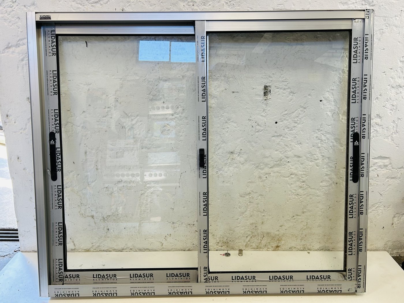 Lote #028b – Ventana de aluminio dos hojas corredizas – 130x110cm