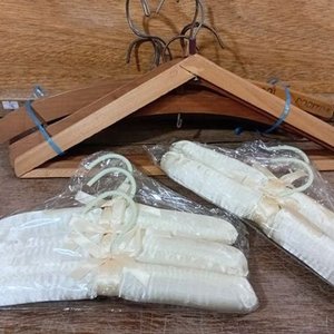 Lote anterior: Lote de Perchas Vintage de Madera y 5 Perchas Forradas Blancas para Niños
