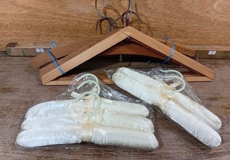 Lote de Perchas Vintage de Madera y 5 Perchas Forradas Blancas para Niños