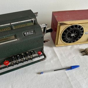 Calculadora Mecánica Facit y Radio Vintage - imagen 2
