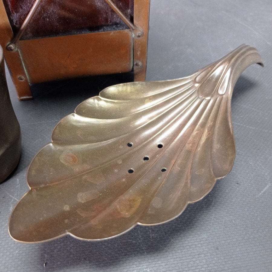 Conchilla, vaso con asa en bronce y licorera musical de color ámbar - imagen 4