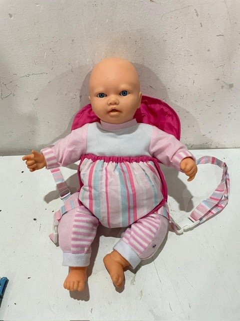 Lote anterior: Muñeca con movimiento gestual y sonido