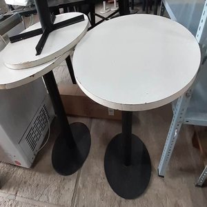 Lote siguiente: Juego de 2 Mesas Redondas Blancas