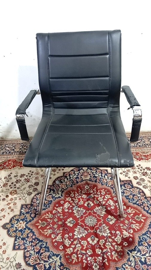 Sillón de cuero negro con tapizado en tela y base cromada - imagen 6