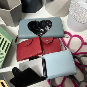 Lote Variado: 8 Macetas, 2 Ralladores, 4 Bandejas, 2 Perchas y 5 Carteras - imagen 3