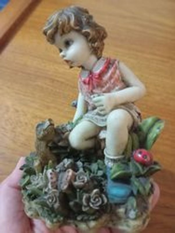 Figurina de niña con venado y alhajero - imagen 3