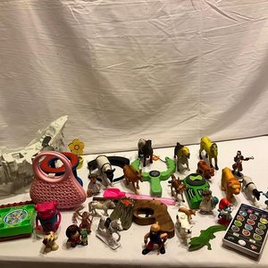 Lote Variado de Figuras de Niños, Niñas y Animales - imagen 1