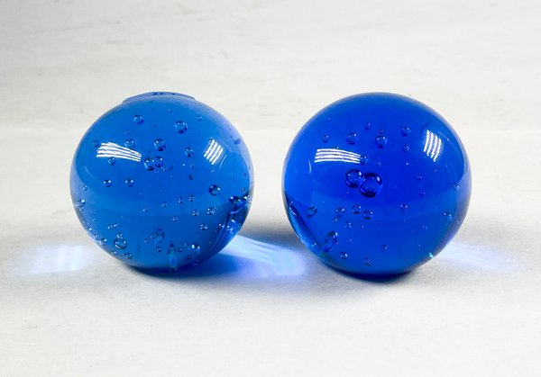 Lote siguiente: Dos pisapapeles en cristal azul de alta calidad
