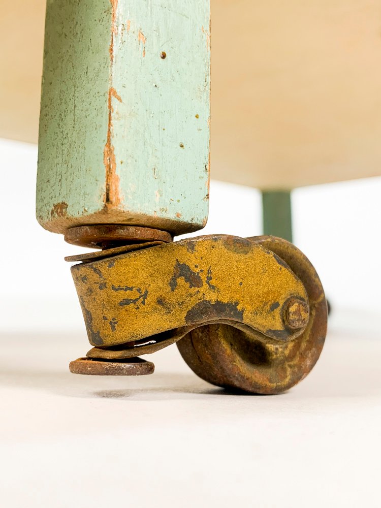 Mesita de juguetes rodante en madera color verde - imagen 3