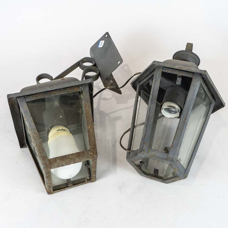 2 Faroles de hierro (vidrio suelto, no se probó se vende a la vista) - Medidas: 35cm 