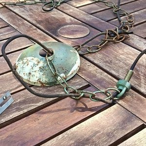 Antigua Lámpara de Techo de metal con pantalla amplia color verde patinado, portalámpara, cadena y cableado - Medidas: Alto 34 cm x Diámetro 42 cm - imagen 4