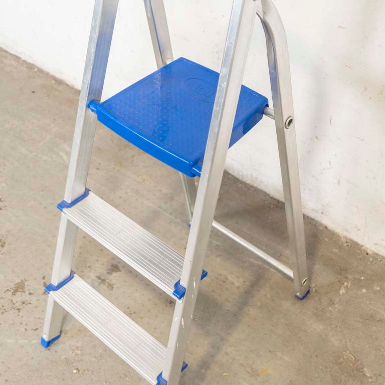 Escalera plegable de aluminio con tres escalones - imagen 2