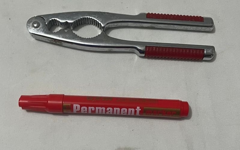 Lote siguiente: Tijeras de plata y bolígrafos