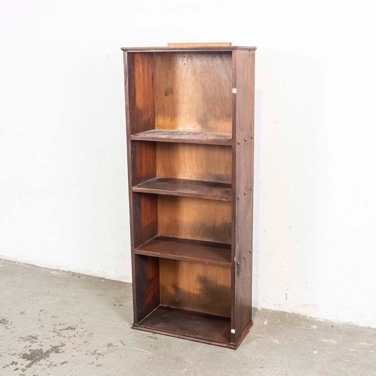 Lote siguiente: Estante de madera con daños y manchas