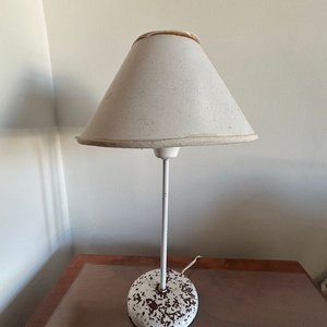 Lámpara de Mesa Blanca con Base Decorada - imagen 2
