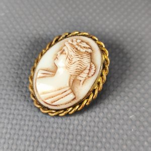 Lote de Joyería: Collar de Perlas Fantasía, Collar de Cristal de Roca y Prendedor Camafeo - imagen 3