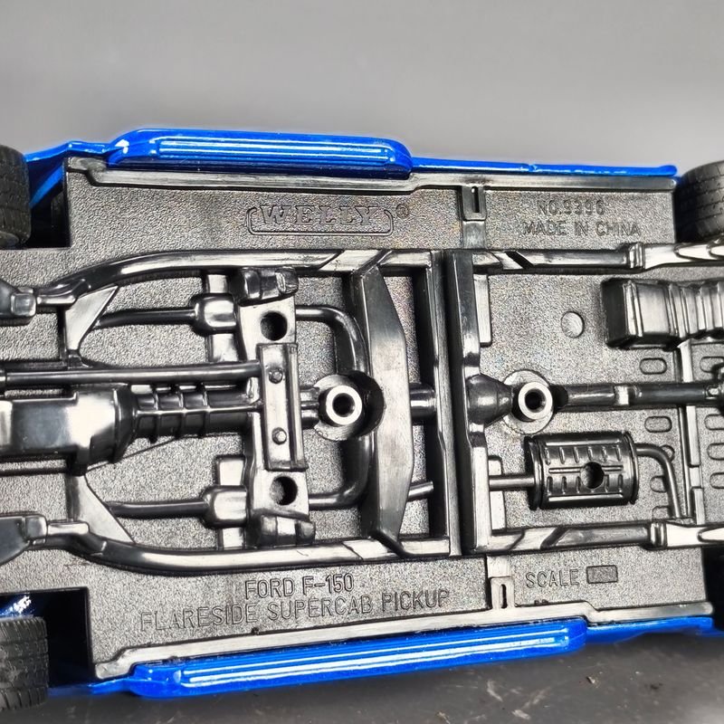 Camioneta Ford F100 escala 1/24 en metal azul con llamas - imagen 9