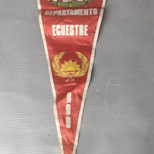 Banderín Escuela Militar Departamento Ecuestre Uruguay Tela Roja y Blanca - imagen 3