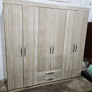 Gran Lote de Construcción y Hogar: Puertas, Muebles y Más
