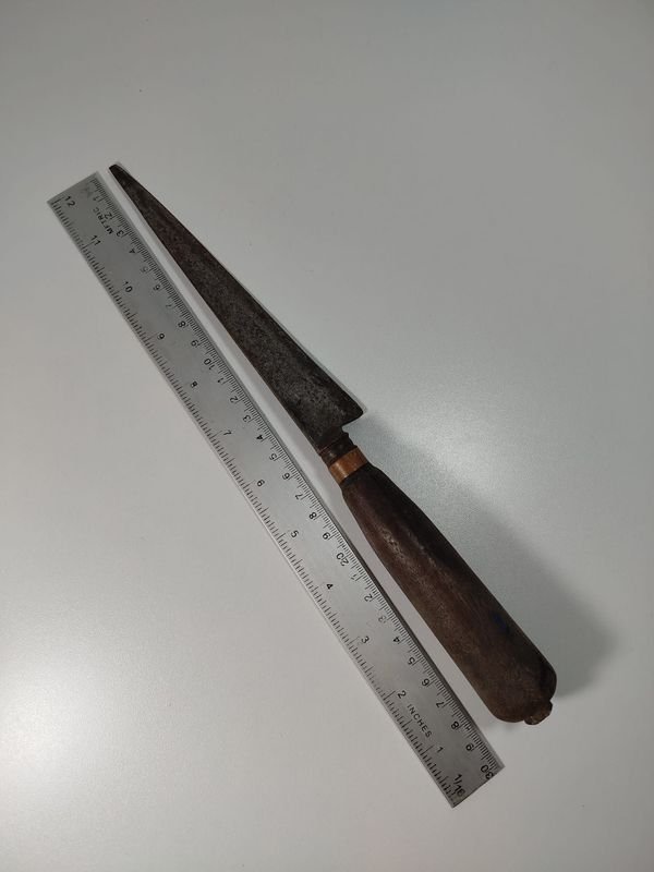 Antiguo cuchillo hoja negra con cabo de madera original - imagen 2
