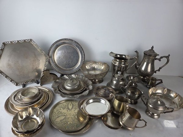 Lote de platos de plata europeos con engravings florales
