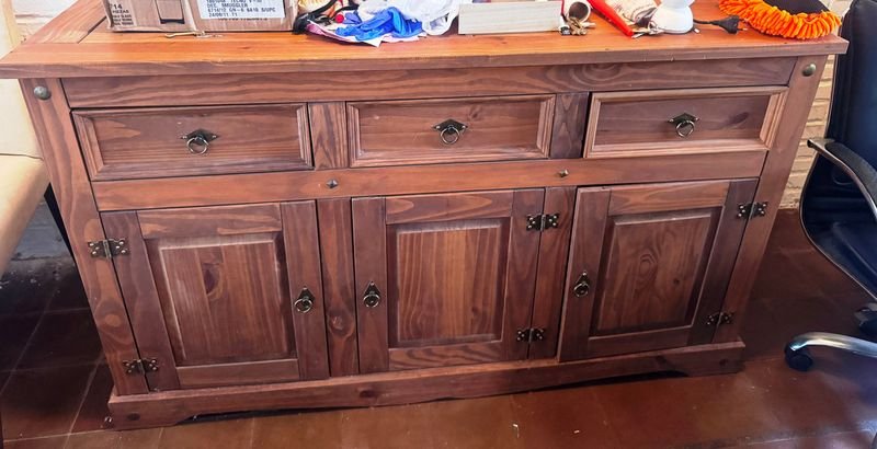 Lote siguiente: Mueble de madera con aparador y rack