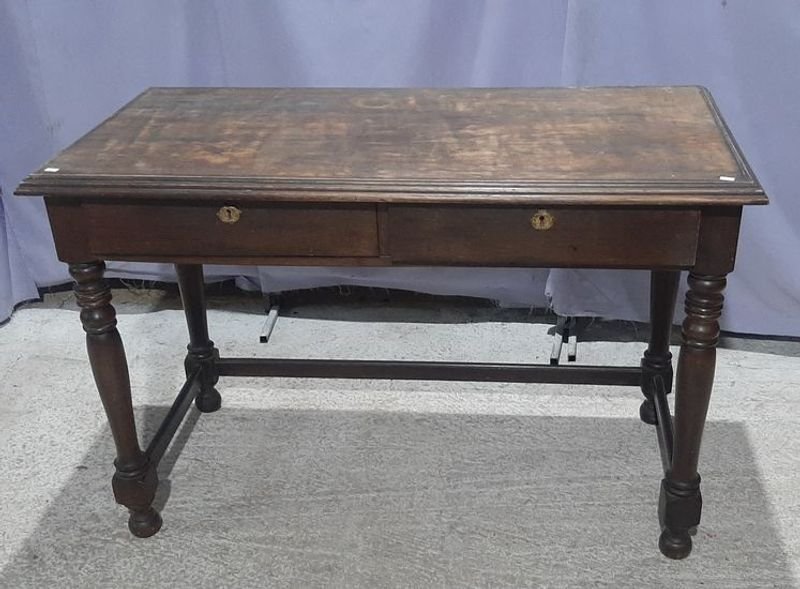 Escritorio de Madera con Patas Torneadas y Dos Cajones con Llave