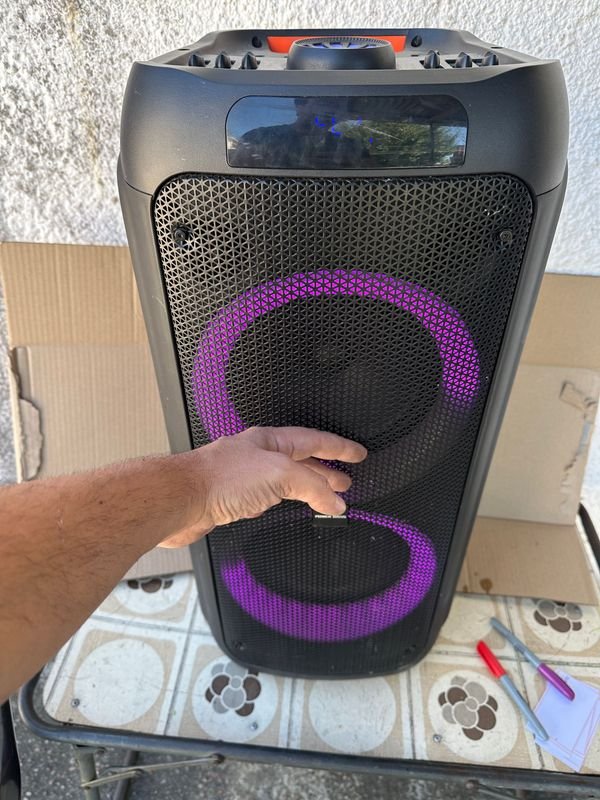 Lote siguiente: Parlante inalámbrico con Bluetooth y radio
