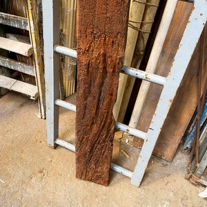 Viga Antigua de Madera Dura con Detalles y Desgaste - imagen 5