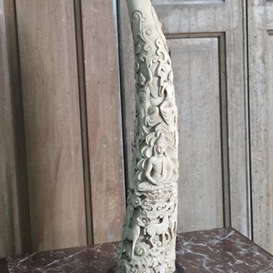 Lote anterior: Colmillo Oriental Tallado en Pasta con Escenas Religiosas y Animales, 44 cm