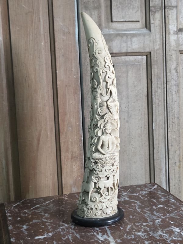 Colmillo Oriental Tallado en Pasta con Escenas Religiosas y Animales, 44 cm