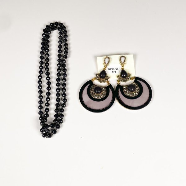 Collar de Cuentas Negras y Par de Aretes Colgantes - imagen 1
