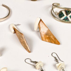 Lote de 6 Piezas: Brazaletes y Aretes de Materiales Variados - imagen 6