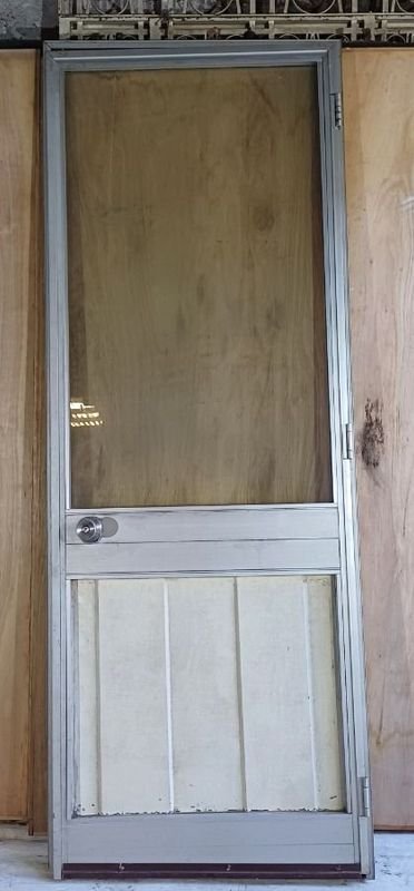 Lote siguiente: Puerta de aluminio con marco