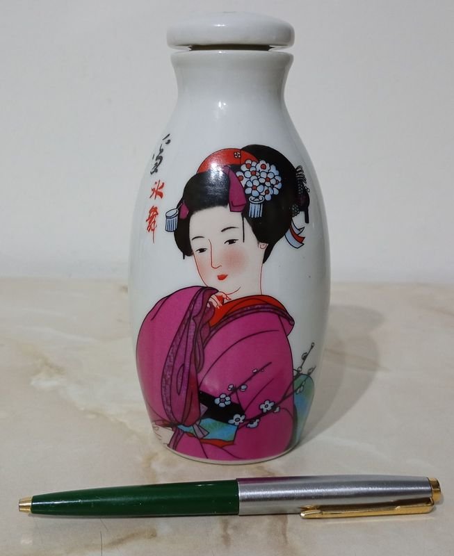 Lote siguiente: Botella hermética de porcelana para Sake - Decoración y Arte