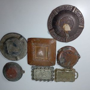Lote de 7 Ceniceros Antiguos de Metal y Bronce Labrados - imagen 2