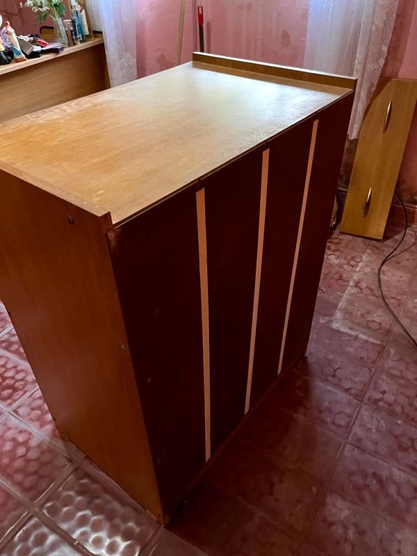 Muebles de Dormitorio: Cómoda y Mesa de Luz con Detalles de Desgaste - imagen 7