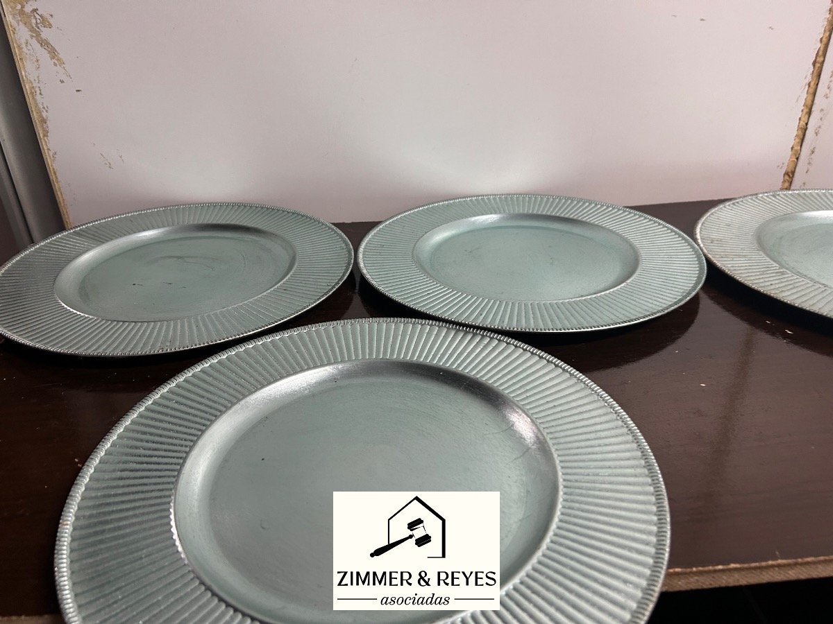 Set de 4 Platos Lisos con Borde Festoneado